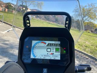 Suzuki V-Strom 800DE con defensas y top case