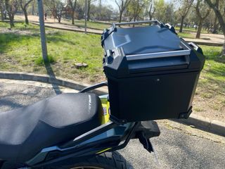 Suzuki V-Strom 800DE con defensas y top case