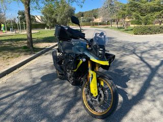Suzuki V-Strom 800DE con defensas y top case