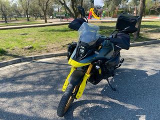 Suzuki V-Strom 800DE con defensas y top case