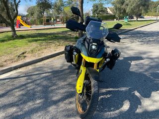 Suzuki V-Strom 800DE con defensas y top case