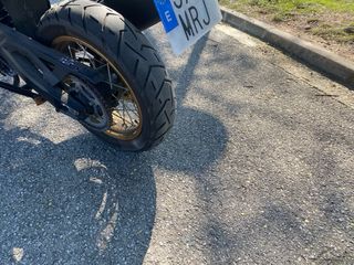 Suzuki V-Strom 800DE con defensas y top case