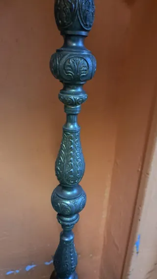 Lámpara de pie vintage metal y tela atigrada.