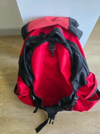 Mochila mediana negra y roja Fortuna