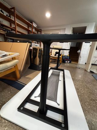 Mesa de trabajo ajustable en altura.