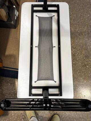 Mesa de trabajo ajustable en altura.