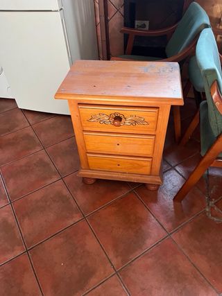Mesita de noche de madera 30€ cada una