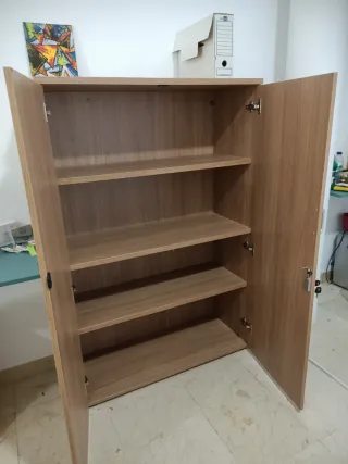 Armario de madera color castaño