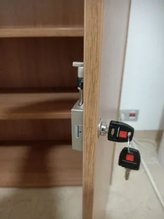 Armario de madera color castaño