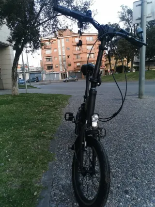 Bicicleta Eléctrica Freeel de color negro,