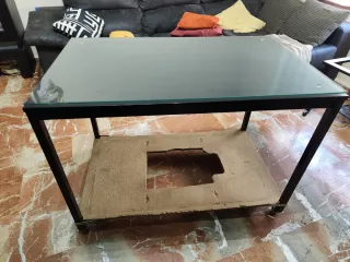 Mesa de comedor Ikea con ruedas, tarima, cristal.