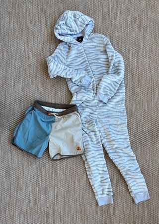 Mono polar estampado y bañador niño