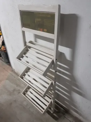 ' Estantería de madera blanca