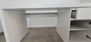 Mesa de escritorio blanca