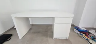 Mesa de escritorio blanca