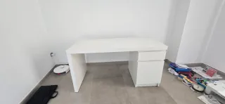 Mesa de escritorio blanca