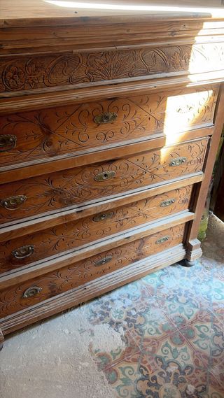 Cómoda de madera con escritorio