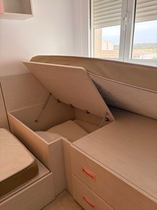 Dormitorio infantil con balda