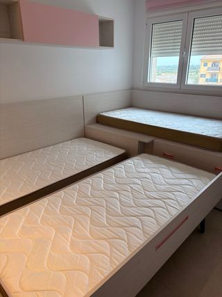 Dormitorio infantil con balda