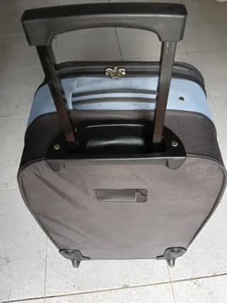 Maleta de viaje azul y marrón