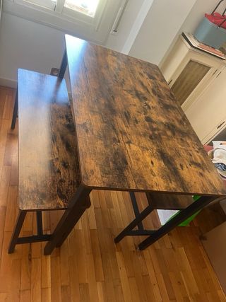 Mesa y 2 banquetas de madera