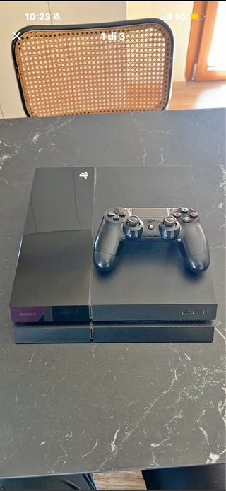 PlayStation 4 con giochi, volante e cuffie