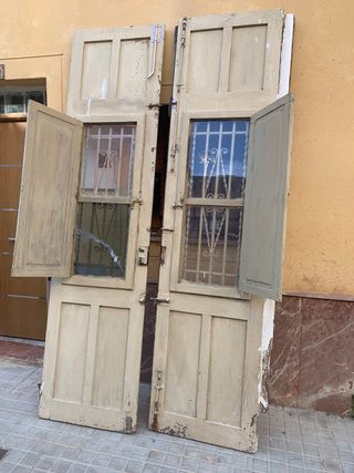 Puerta antigua madera con rejas
