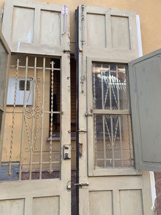 Puerta antigua madera con rejas