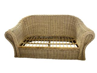 Sofá de mimbre beige y multicolor