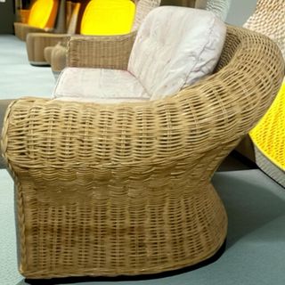 Sofá de mimbre beige y multicolor