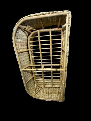 Sofá de mimbre beige y multicolor