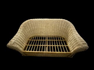 Sofá de mimbre beige y multicolor