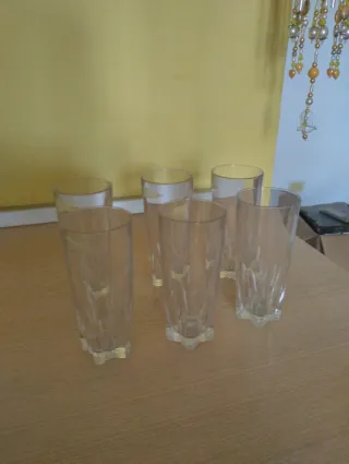 Bicchieri in vetro trasparenti
