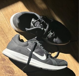 Zapatillas Nike Negras con Logo Blanco