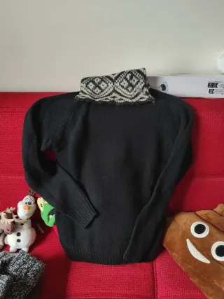 Jersey cuello alto negro con estampado