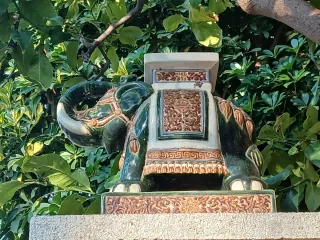 Elefante de cerámica esmaltada multicolor