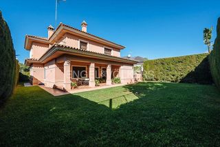 Chalet en venta en Zona Universitaria  en Bormujos