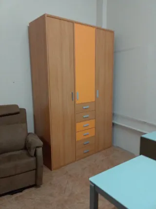 Armario de madera con cajones