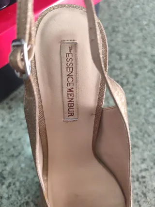 Zapatos de tacón The Essence Menbur dorados talla