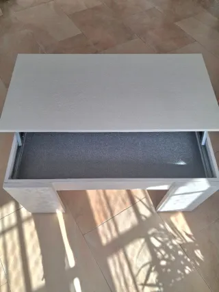 Mesa de centro elevable beige y blanca