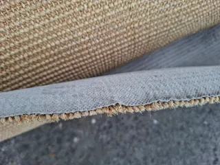 Alfombra de sisal enrollada