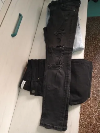 Pantalones vaqueros negros rasgados t.42