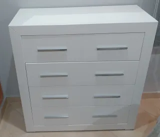 Cómoda blanca mate 4 cajones como nueva