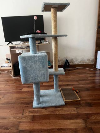 Casa para gatos con rascador
