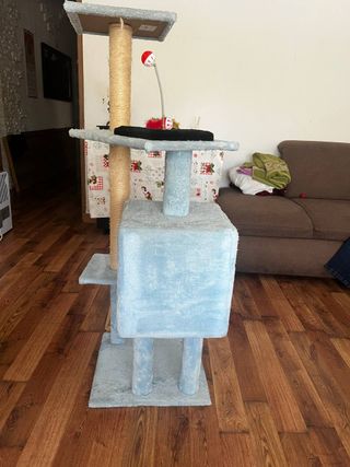 Casa para gatos con rascador