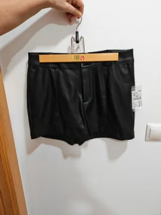 Pantalón corto efecto piel Kiabi Talla L