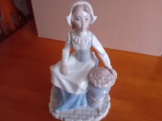 Figura porcelana mujer pescadora