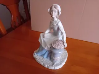Figura porcelana mujer pescadora