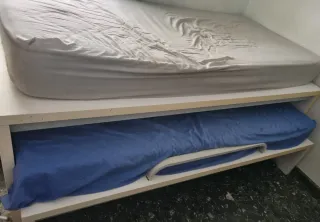 Mesa de comedor madera y silla oficina, cama nido