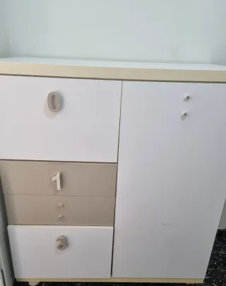Mesa de comedor madera y silla oficina, cama nido